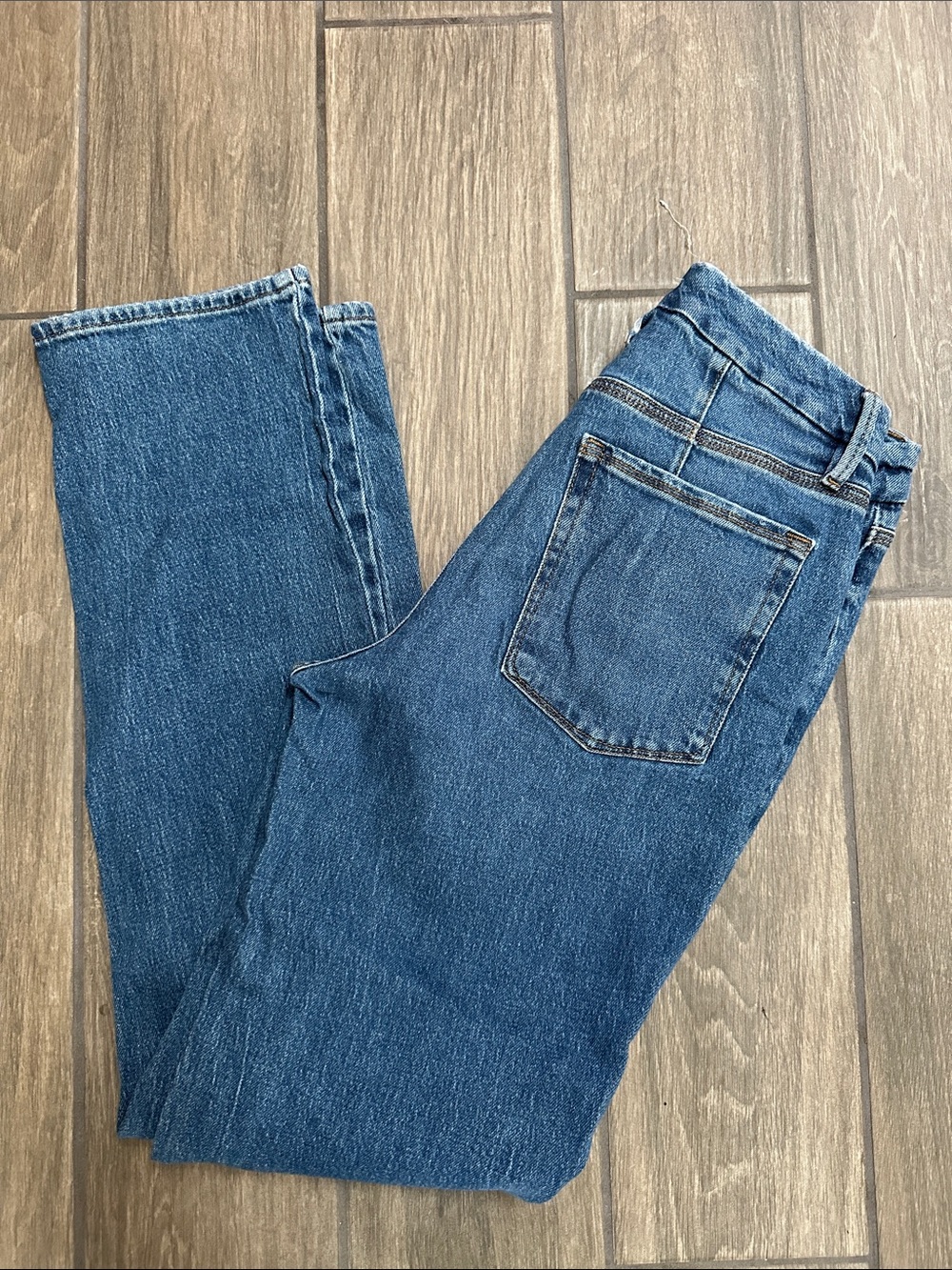 Good American women’s straight leg distressed jeans size 28. Holes in knees